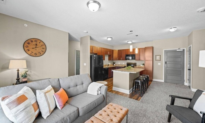 West Des Moines Apartment | Relax at Summit: 2BD/2BA with Pool & Pet-Friendly Perks