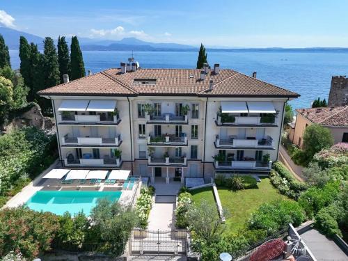 Sirmione Old Town Apartment | Garda Amore: Guest Rated 10/10 with Oceanfront Amenities