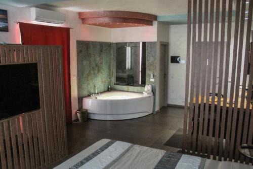 Rivoltella Apartment | Garda Fantasy Apartment with Ocean View & Relaxing Hot Tub