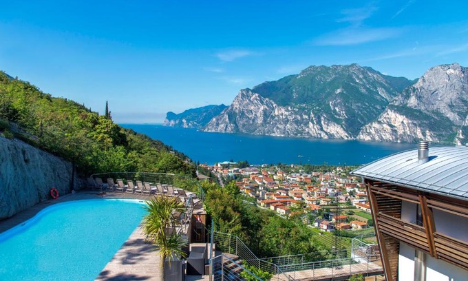 Nago-Torbole Hotel | Discover Garda Hotel Forte Charme: 4-Star Oceanfront Retreat