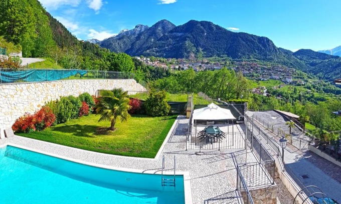 Voiandes Apartment | Garda Spirit: Oceanfront Retreat with Pool & Breakfast