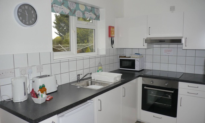 Roundham Apartment | Pet-Friendly Garden Apartment with Oceanfront Views