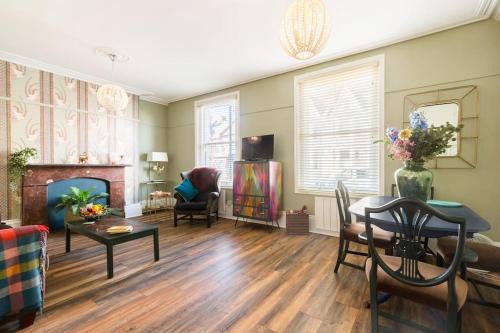 Leamington Spa Apartment | Stylish Garden Apartment in Historic Building, Rated 9.5