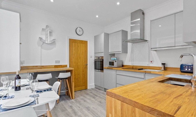 Hythe Apartment | Ideal Garden Apartment Steps from the Beach with Parking