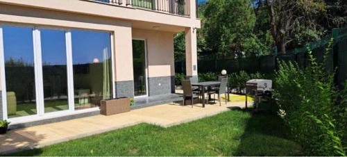 Varna House | Seaside Retreat: Garden Apartment Fichoza, Steps from the Ocean