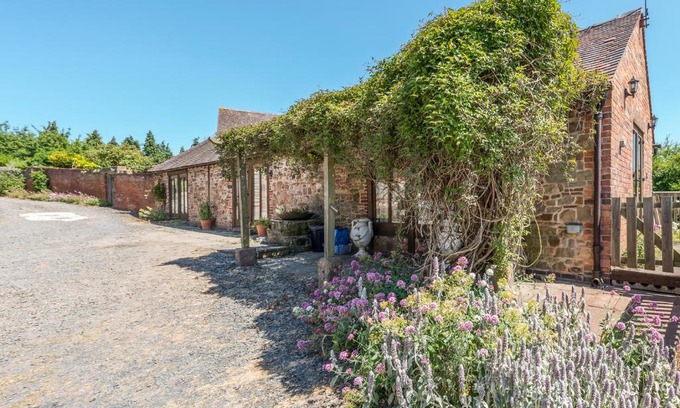 Billingsley House | Pet-Friendly Garden Barn: A 4-Star Guest Favorite