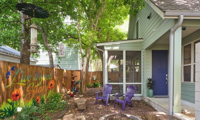Brentwood Cottage | Garden casita.Central ATX.King bed.Full bath.Private entrance.5 miles downtown.