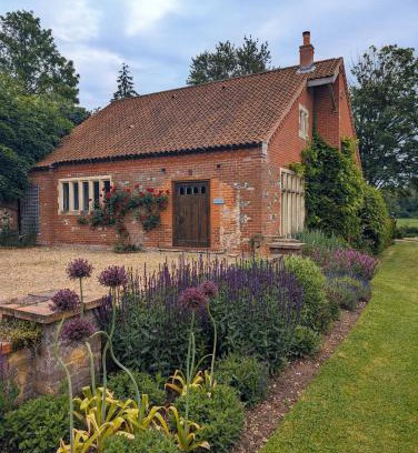 Brampton House | Garden Cottage: 5 Bedrooms Amidst Expansive 16 Acres