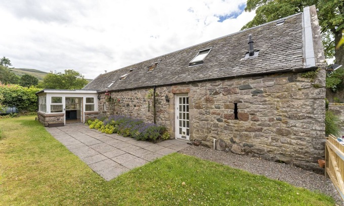 Gargunnock Cottage | Garden Cottage: Ideal Retreat with Kitchen & Breakfast