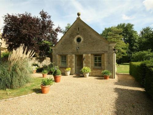Black Bourton House | Charming Garden Cottage: Family-Friendly 5-Star Retreat