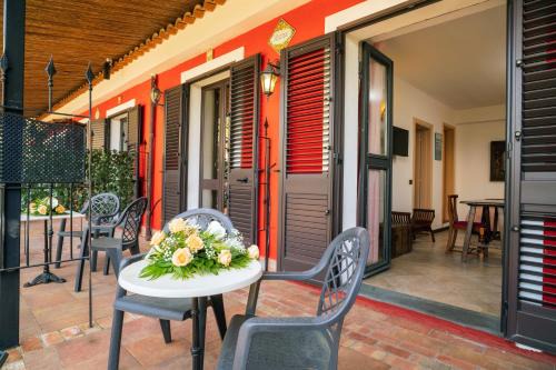 Castelmola Apartment | Relaxing Garden Cottage I Dammusi - Arancio with Pool