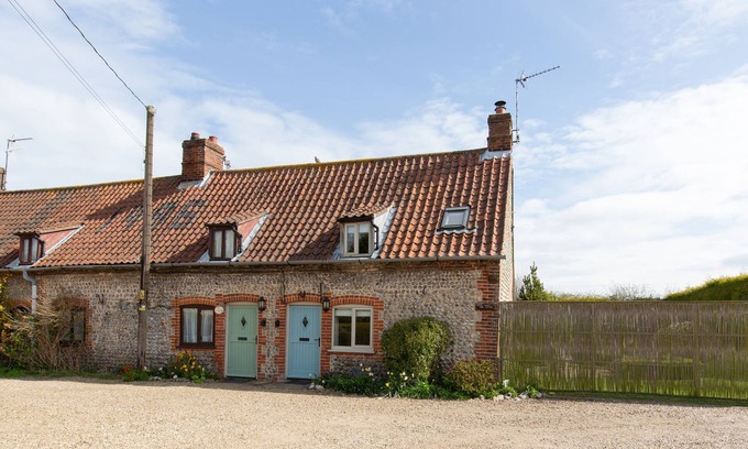 West Beckham Cottage | Garden Cottage: Cozy Retreat for Two with Great Amenities