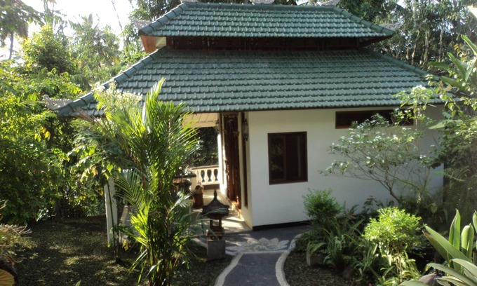 Ubud City-Centre Ski Chalet | Garden Cottage: Your Ideal Getaway with Pool & Breakfast