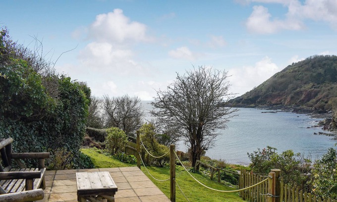 Talland Cottage | Two-Bedroom Retreat in Talland Bay with Ocean Views