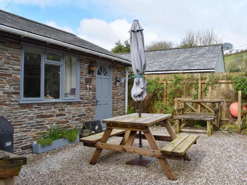 Talland House | Discover Garden Cottage: Family-Friendly Retreat Awaits
