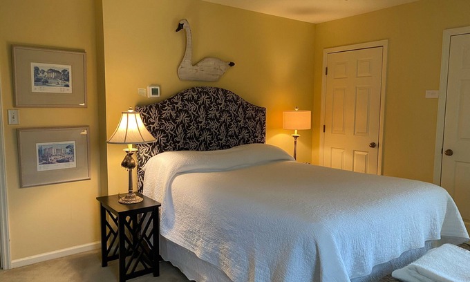 Kernersville Cottage | Garden Cottage: Guest Rated 9.8 with Breakfast & Kitchen