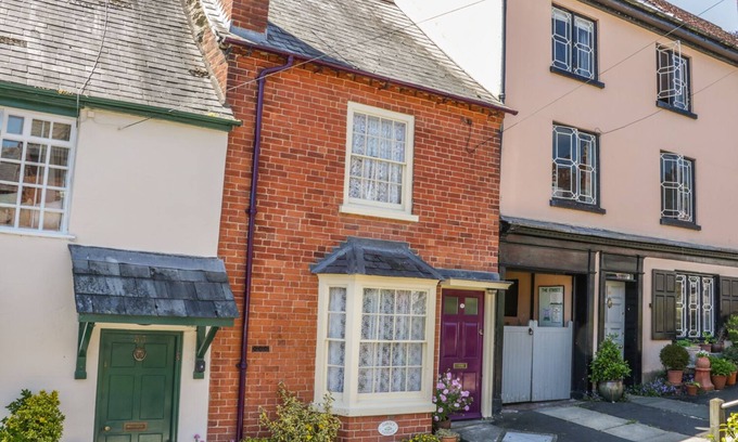 Ludwel Cottage | Cozy Garden Cottage in Ludlow with Fireplace & Kitchen