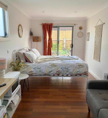 Oak Flats Apartment | Family-Friendly Garden Cubby - Your Lakeside Retreat