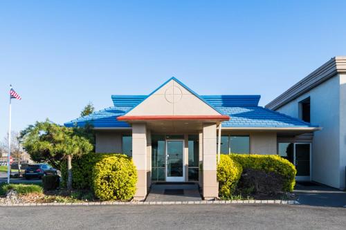 South Plainfield Hotel | Eco-Friendly Getaway at Garden Executive Hotel with Hot Tub