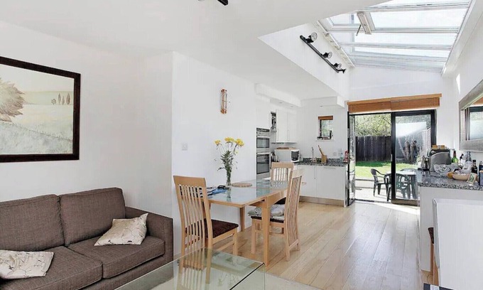 Wimbledon Condo | Central Wimbledon Garden Flat with Parking & Breakfast Included