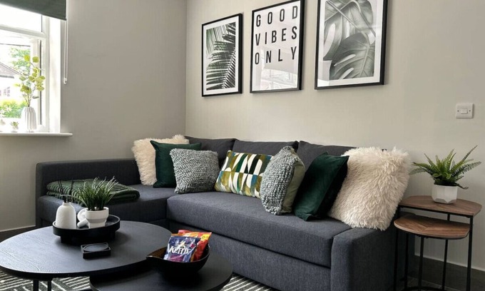 Watford Apartment | Cozy Garden Flat with Free Parking near Warner Bros Studio