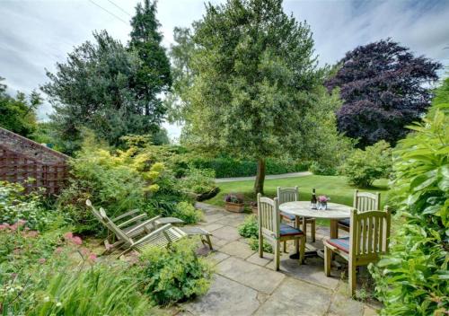 Sandwich House | Cozy Garden Flat: Family-Friendly Accommodations Await