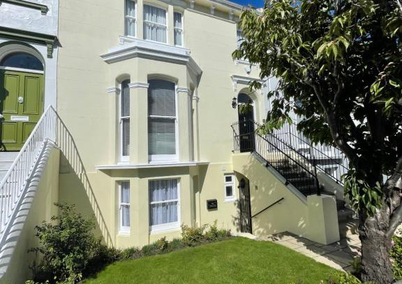 Eastbourne Apartment | Charming Garden Flat in 'Little Chelsea' - Guest Rated 9.9