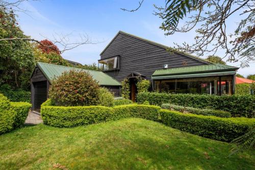 Waipahihi House | Family-Friendly Garden Grove - Taupō Holiday Home Awaits