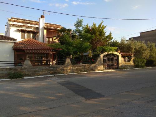 Fanari House | Budget-Friendly Garden Guest Room - Family Welcoming Stay