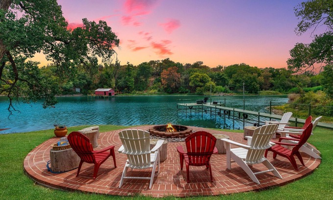 White Settlement House | Tranquil Garden Guesthouse with Lake View & Spa Amenities