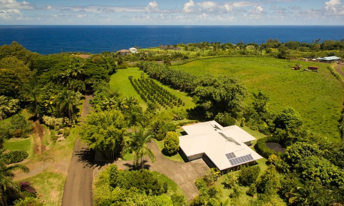 Hakalau House | Garden Home: Oceanfront Retreat with Hot Tub & Breakfast