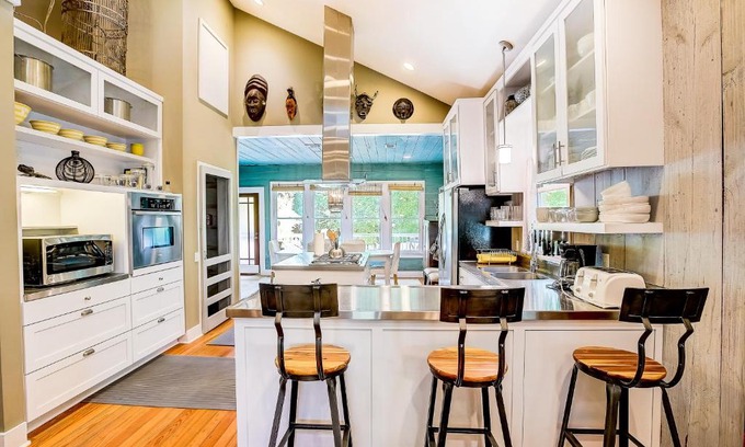East Cesar Chavez House | Family-Friendly Garden Home: 4-Star Stay with Top Rating