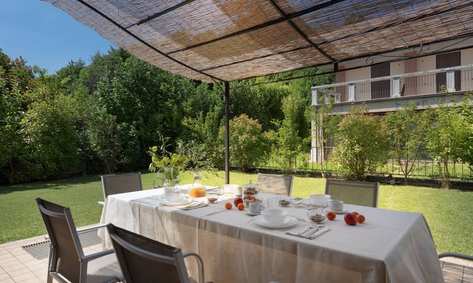 Roe Volciano House | Garden House: 3 Bedrooms with Pool & Lake Views Await