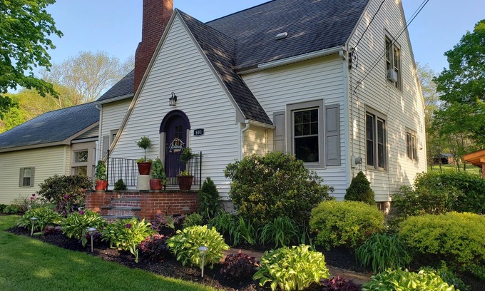 Oneonta House | Garden House: Top-Rated Stay Near All Star Village