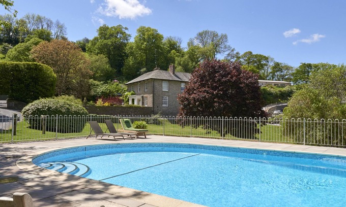 Totnes Cottage | Family-Friendly Garden House with Pool in Cornworthy