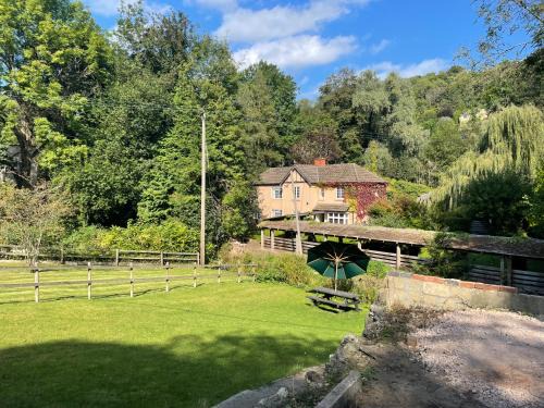 Nailsworth House | Welcoming Garden House: Family-Friendly Retreat with High Ratings