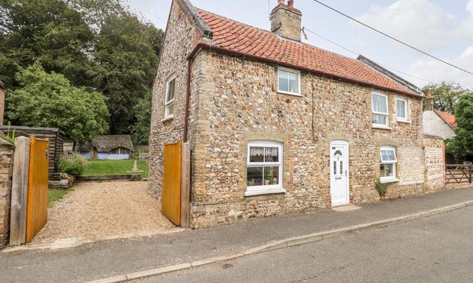 Northwold House | Pet-Friendly Garden House with Exceptional 9.3/10 Rating