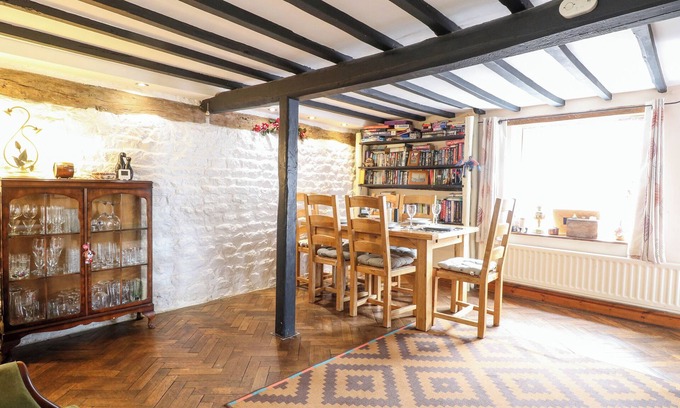 Northwold Cottage | Garden House: Pet-Friendly Getaway with Kitchen & Breakfast