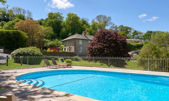 Totnes House | Garden House: Five-Star Retreat with Private Pool Access