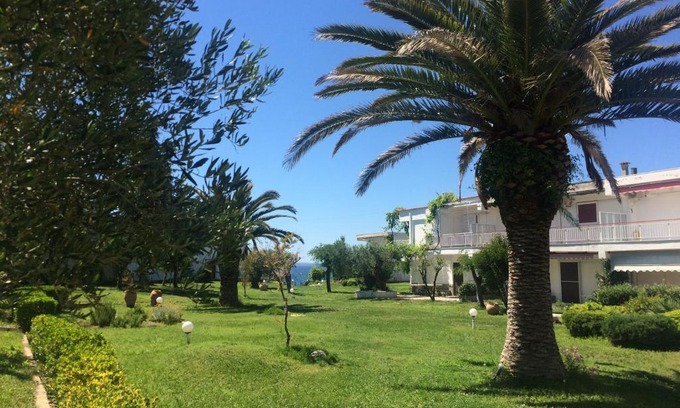Gerakini House | Oceanfront Garden House with Pet-Friendly Amenities