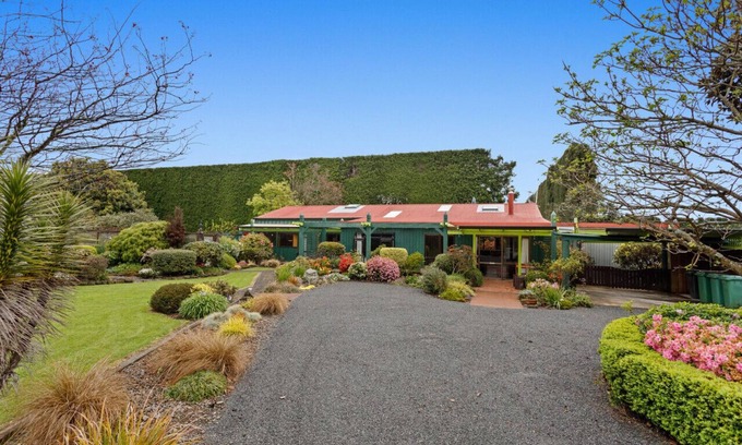 Tirohanga House | Garden House Holiday Home: Guest Rated 10/10 with Kitchen
