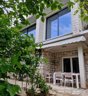 Lapcici Apartment | Discover Sazonov's House: Pet & Child Friendly Retreat