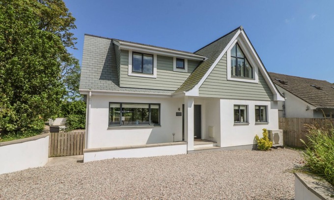 Gorran Haven House | Garden House: Pet-Friendly Cottage with Ocean Views