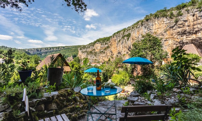 Cabrerets Apartment | Scenic Garden Level Studio with Breathtaking Views