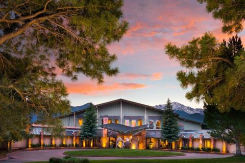 West Colorado Springs Hotel | Escape to Garden of the Gods Resort & Club: Rated 9.1/10