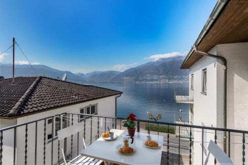 Vira Apartment | Relax at Garden on the Lake - Pet and Child Friendly Escape