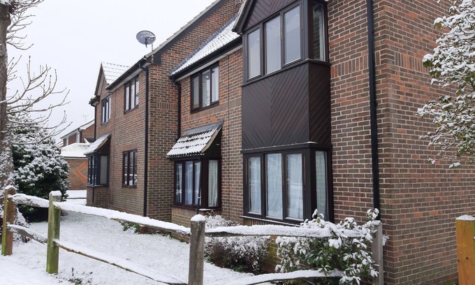 Broadbridge Heath House | Garden-parking-3 Guests-wifi-20minsgatwick