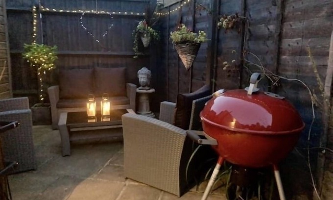 Royal Tunbridge Wells Cabin | Garden Retreat with Private Garden and Ocean Views
