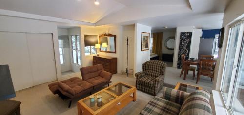Dundarave Apartment | Garden Retreat in West Vancouver