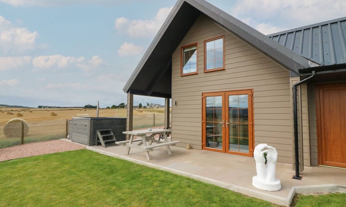 Insch House | Romantic Garden Studio with Hot Tub in Insch